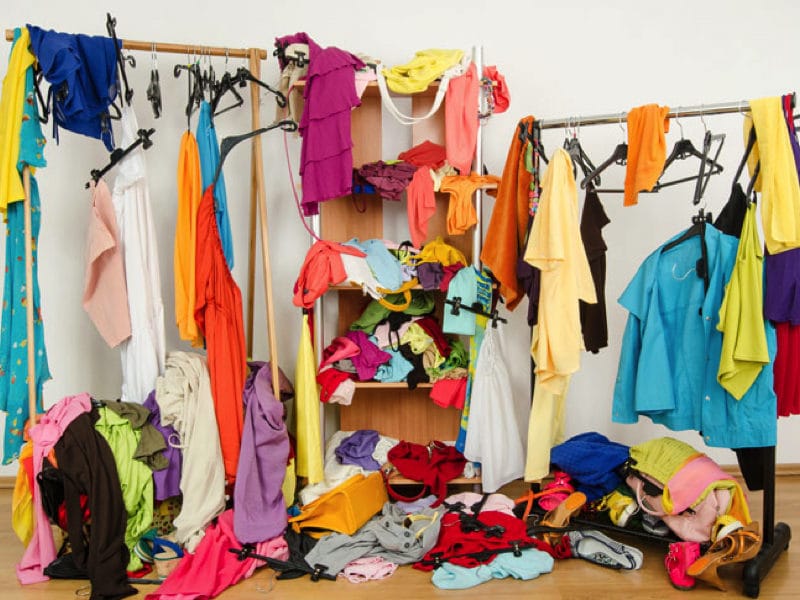 Як уникнути безладу в кімнаті: 4 способи використання поношеного, але не брудного одягу