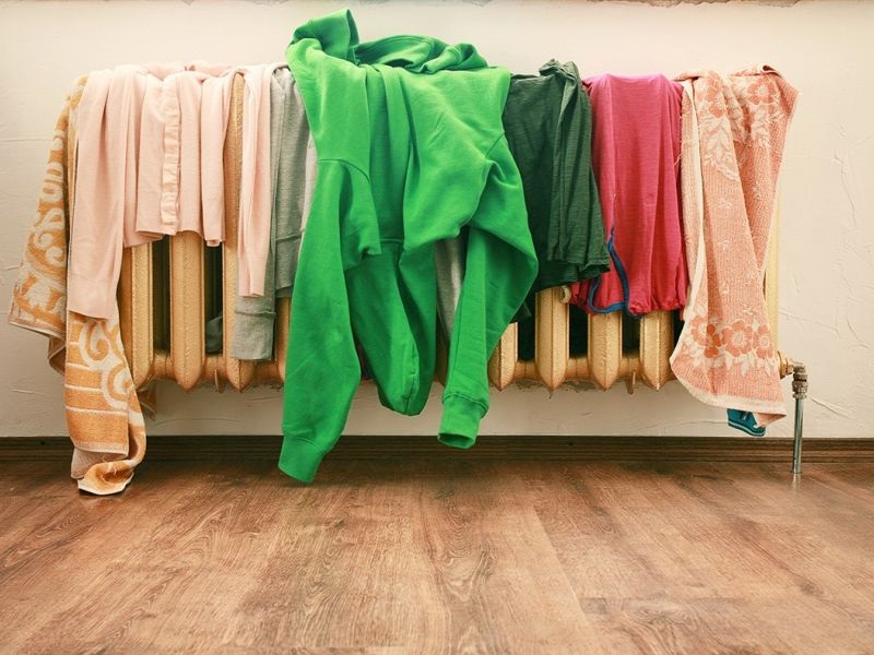 Як уникнути безладу в кімнаті: 4 способи використання поношеного, але не брудного одягу